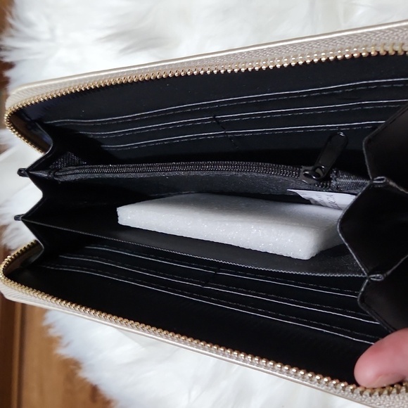 WALLET- "GOOD AS GOLD" PEARL SHIMMER COLOR WALLET -NWT - Picture 3 of 3